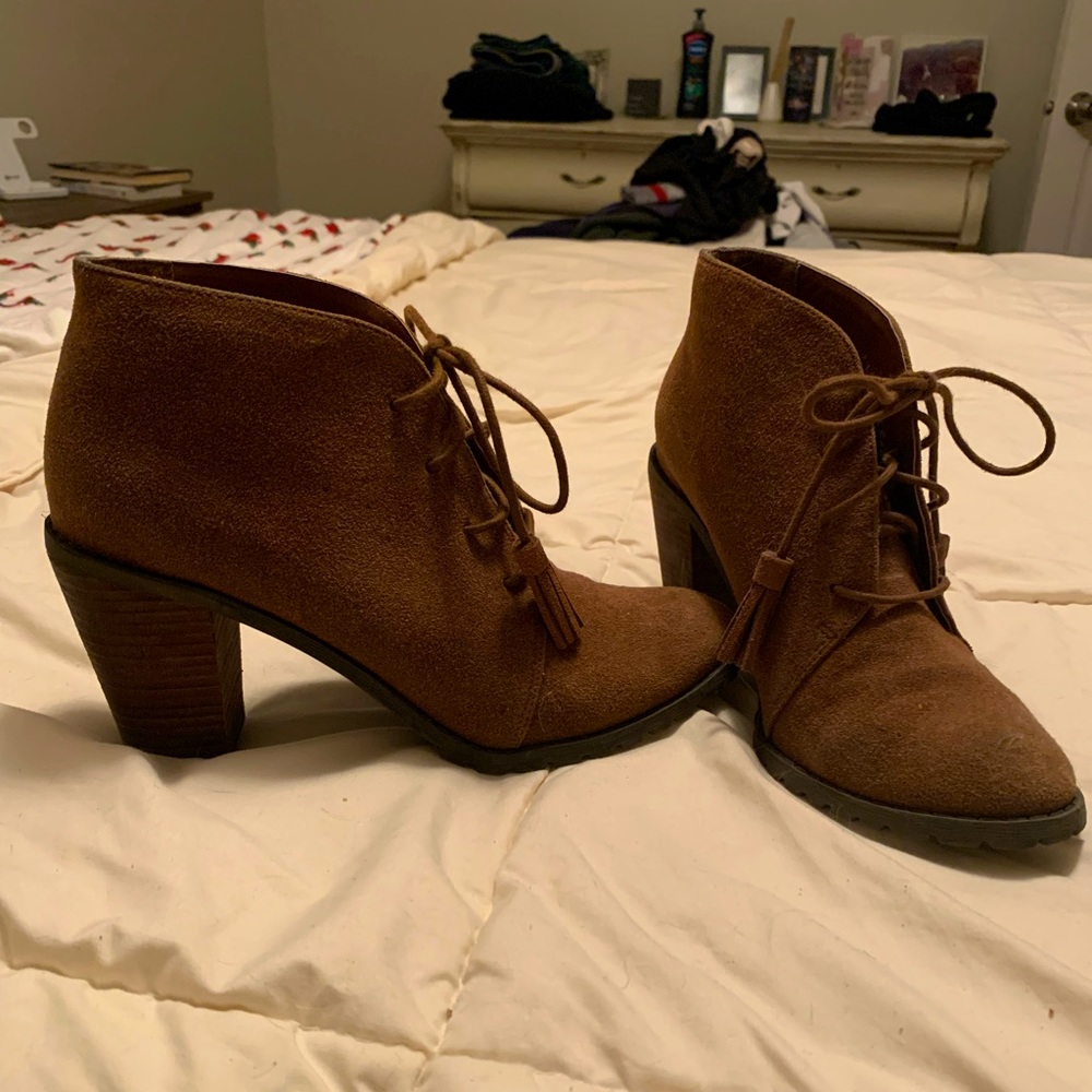 EUC Brown Suede Lace Up Booties w/ Tassels Size 8